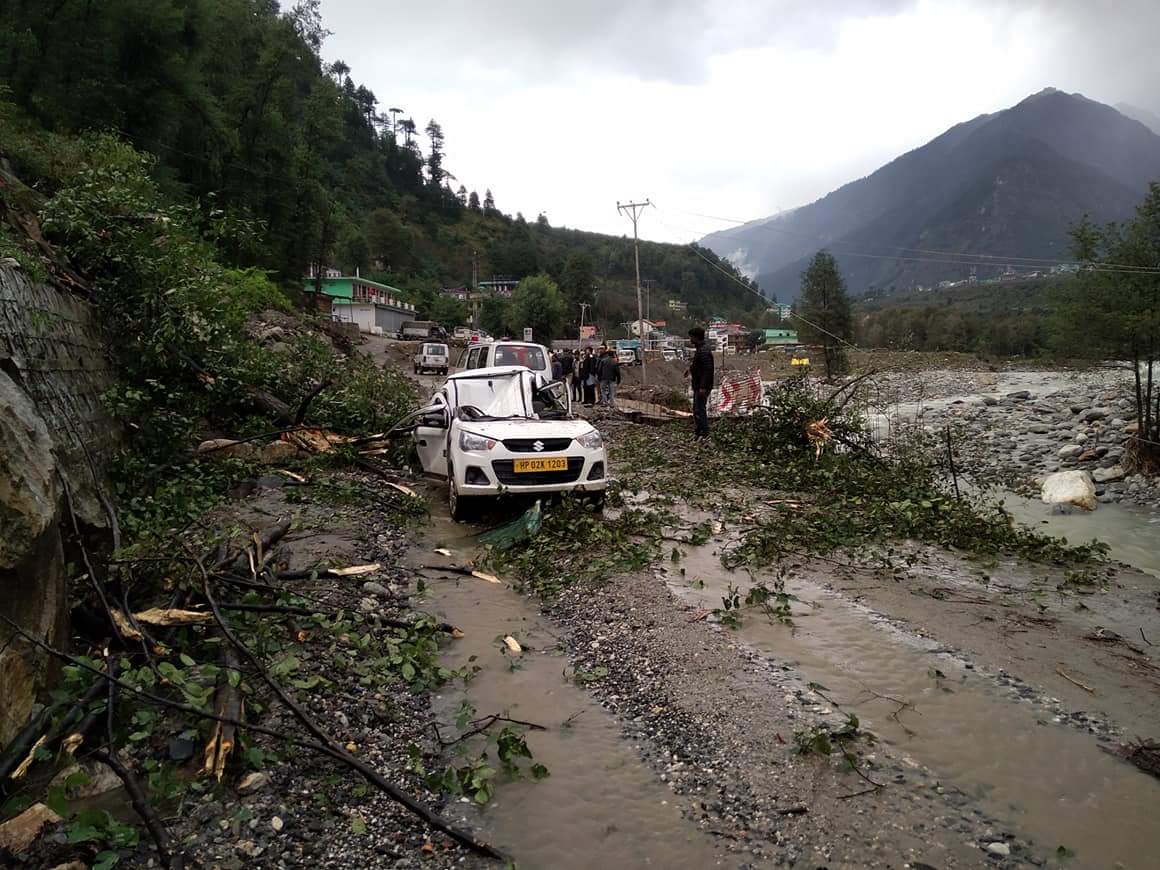 TourManali's tweet photo. Abhi abhi Aluground (#Manali) ped girne ki wajh se gadhi damage or driver #serious hai. Ek #barish se kanhi ped to knhi #landslide.  etna sub hone ke baad bhi yeh sub kiyo tham nhi rha hai. #manali aane wale #tourist carefull aye. https://t.co/KauZBmS0P6