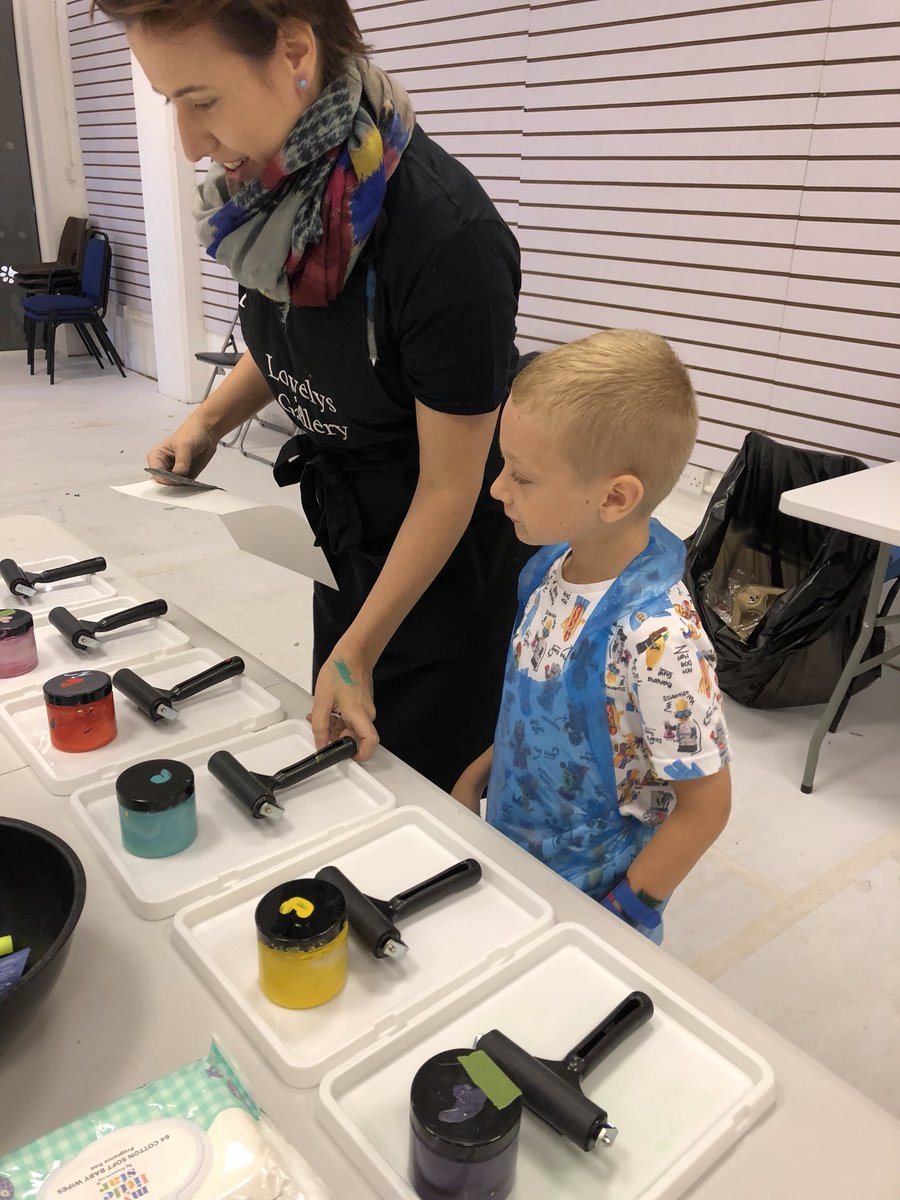 emma_jobber's tweet photo. @AshfordSnowdogs wonderful morning with Steff & Angela Malone making prints and a superhero bag. Many thanks!! #FindYourSnowdog #artyfun https://t.co/6SWszNCTfl
