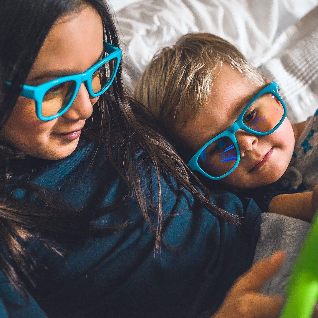 RealKidsShades's tweet photo. Blue frames = 👍  Blue light = 👎 Shop our new Screen Shades blue light-blocking glasses for computers and digital screens. Get an additional 20% off with code FALL18: https://t.co/66NO0425sh #ScreenShades #BlueLightGlasses https://t.co/BVgPyjGNHa