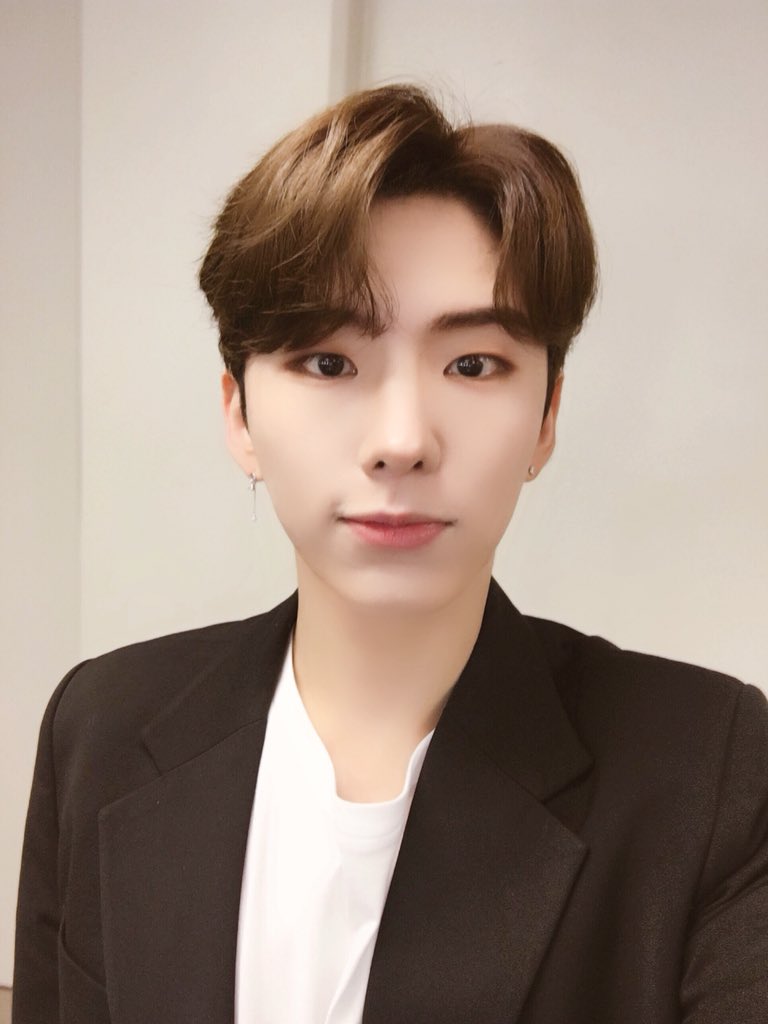 OfficialMONSTAX's tweet photo. [#기현] 몬베베들 오늘 케이콘에서도 우리 콘서트처럼 놀아요!!!!!!!! #ผมรักคุณ #폼락쿤 #KCON2018THAILAND https://t.co/mbwUZHpblI
