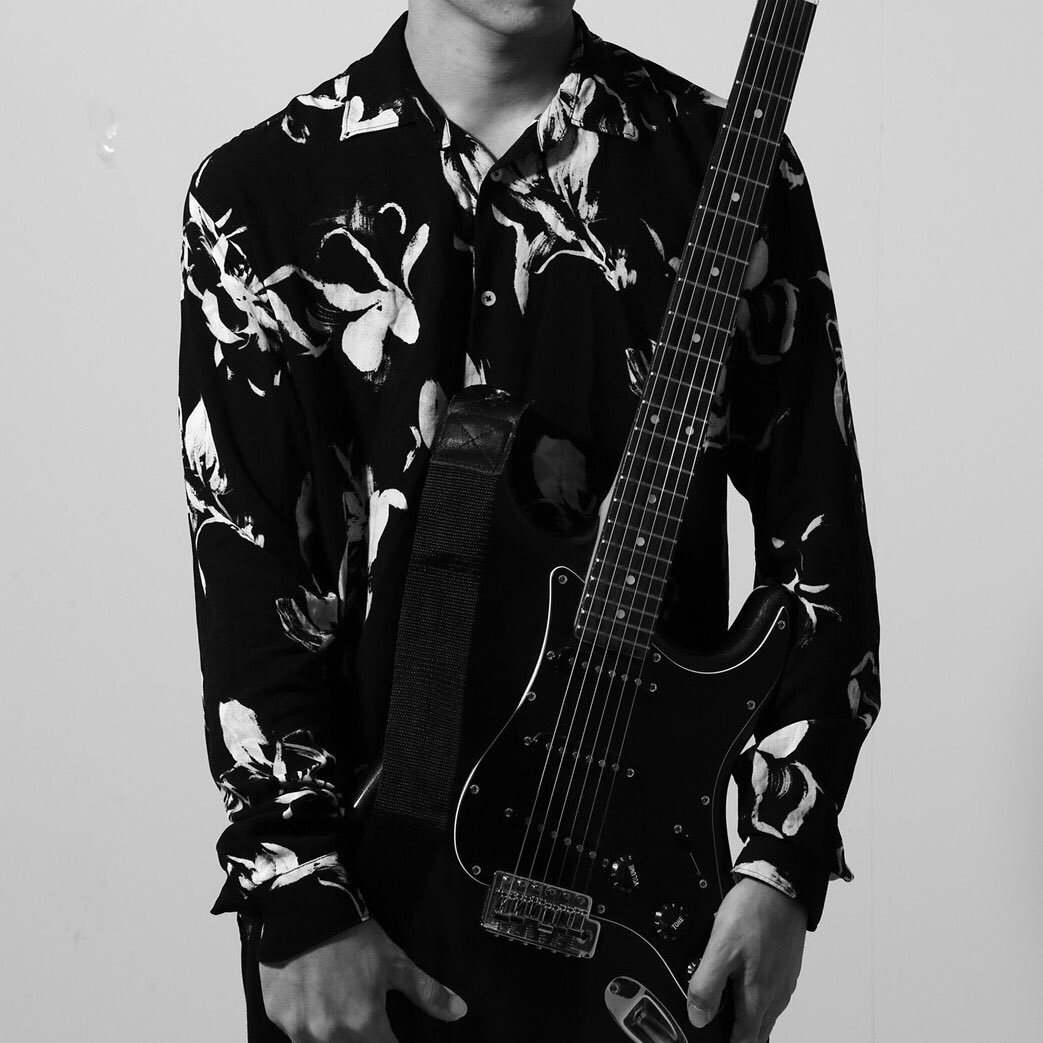 yusuke_poyon's tweet photo. さも普段から愛用してますって感じでやさしく抱いてるこのギター、、、

ぼくのじゃないです
そもそもギターもってません
が、バンド活動は始まります。
人のギターで https://t.co/63A7oDWhnV
