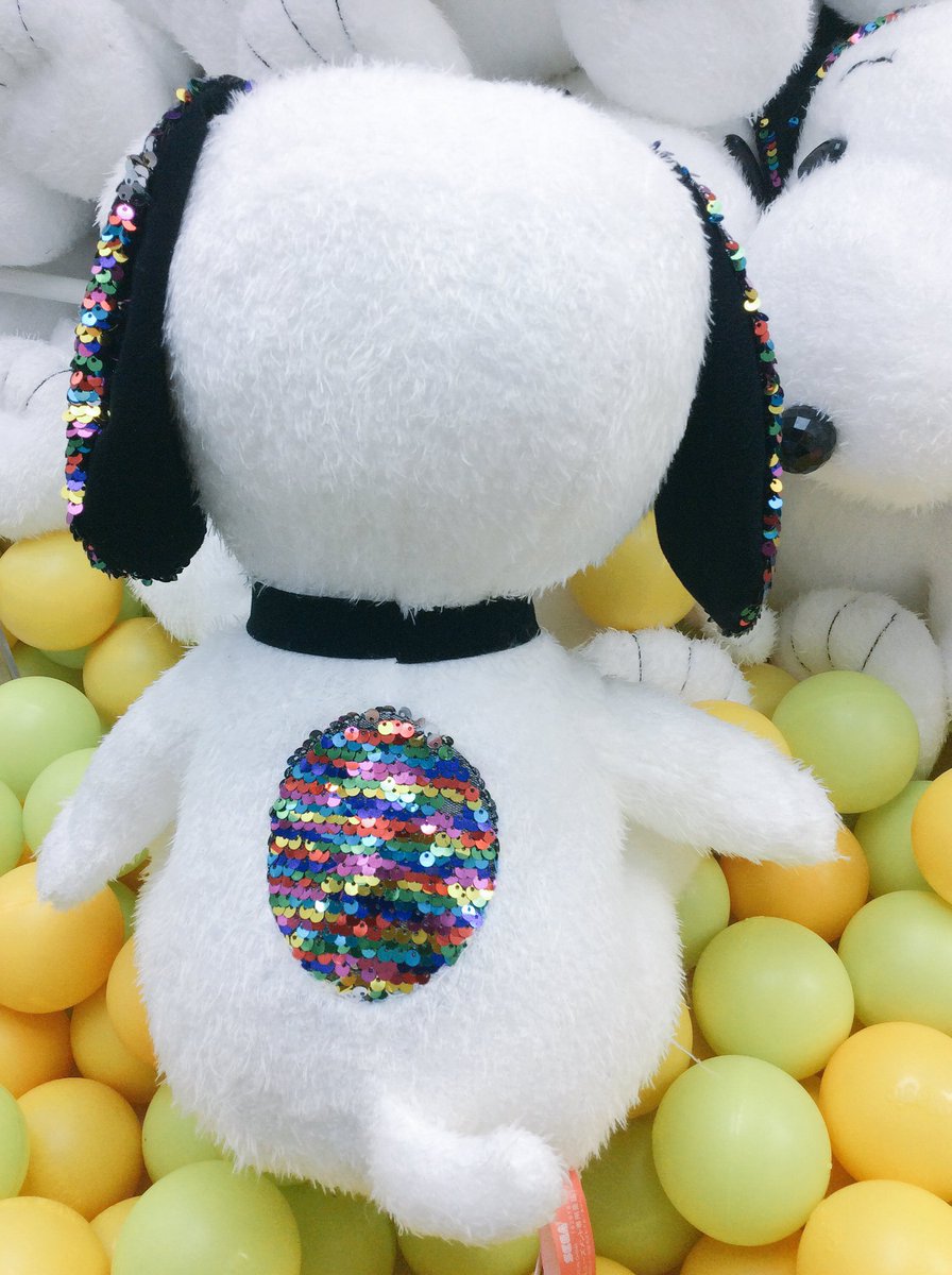 Namco三宮店 No Twitter Snoopy 今度はピカピカキラキラ のギガジャンボピカキラぬいぐるみが登場 黒い首輪におしゃれな耳 背中の模様まで いつもと違うスヌーピーお迎えしてあげてくださいね