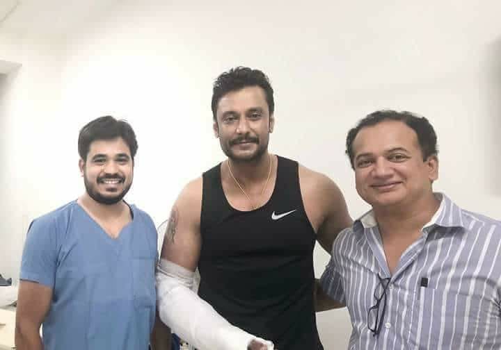 CSD_Girls's tweet photo. ಬಾಕ್ಸ್ ಆಫೀಸ್ ಸುಲ್ತಾನ್ ಚಾಲೆಂಜಿಂಗ್ ಸ್ಟಾರ್ #ದರ್ಶನ್ ರವರು ಇಂದು ಆಸ್ಪತ್ರೆಯಿಂದ ಡಿಸ್ಚಾರ್ಜ್ ಆಗಿದ್ದಾರೆ. ಅವರು ಬೇಗ ಗುಣಮುಖರಾಗಲಿ ಎಂದು ಆಶಿಸೋಣ. ಚಿಕಿತ್ಸೆ ಮಾಡಿದ ವೈದ್ಯರೊಂದಿಗೆ #ಡಿಬಾಸ್ 😊
#ChallengingStarDarshan #BoxofficeSultan
#DBoss
#GetWellSoonDBoss
@dasadarshan @vijayaananth2 https://t.co/7bhYG8sDvN