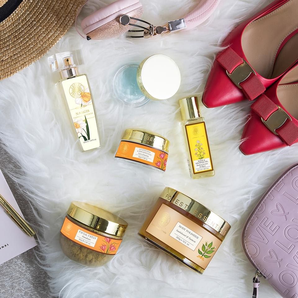 PhoenixUniLko's tweet photo. Attending a friend's destination wedding &amp; dont know what to fit in your suitcase? You're not alone. @ForestEssential wedding skincare essentials ensure you travel bright everywhere you go
Get the luxurious ayurveda at @PhoenixUniLko 
#SaturdayThoughts #SkinCare  #ForestEssential https://t.co/z8v1oHxKz0