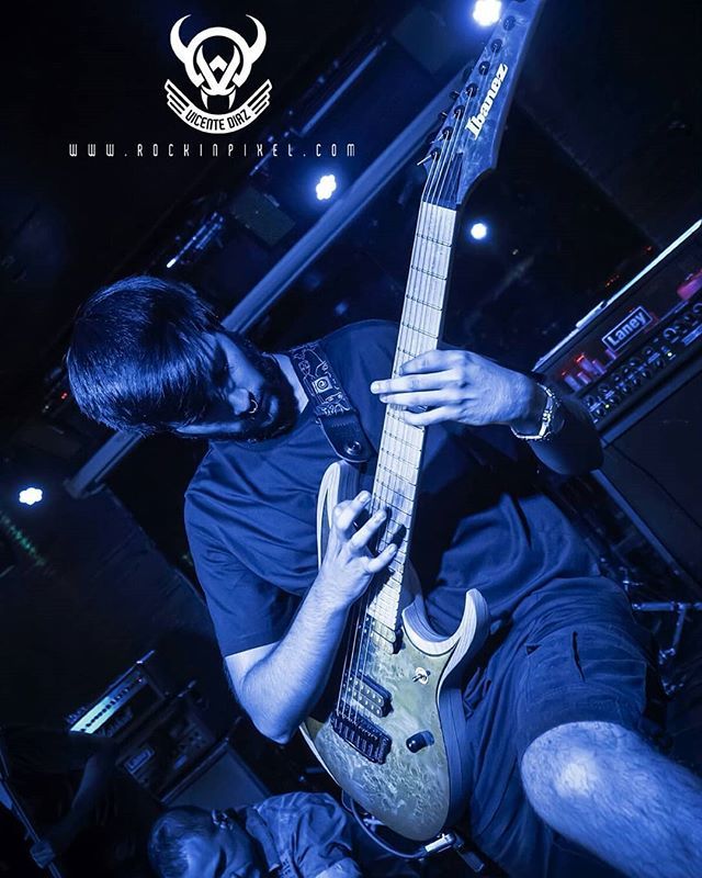 uwl_band's tweet photo. How can you confront your fears when they stand back to back?
• • •
📷>>> @yiyo4ever
.
.
.
#🎸#ChapterHateBand #Guitar #Guitarist #GuitarLove #GuitarPorn #ElectricGuitar #GuitarPlayer #GuitaristPic #GuitarPic #GuitarPhoto #Concert #Performance #Liv… https://t.co/j5f7wG6e3s https://t.co/l7O2l53FvA