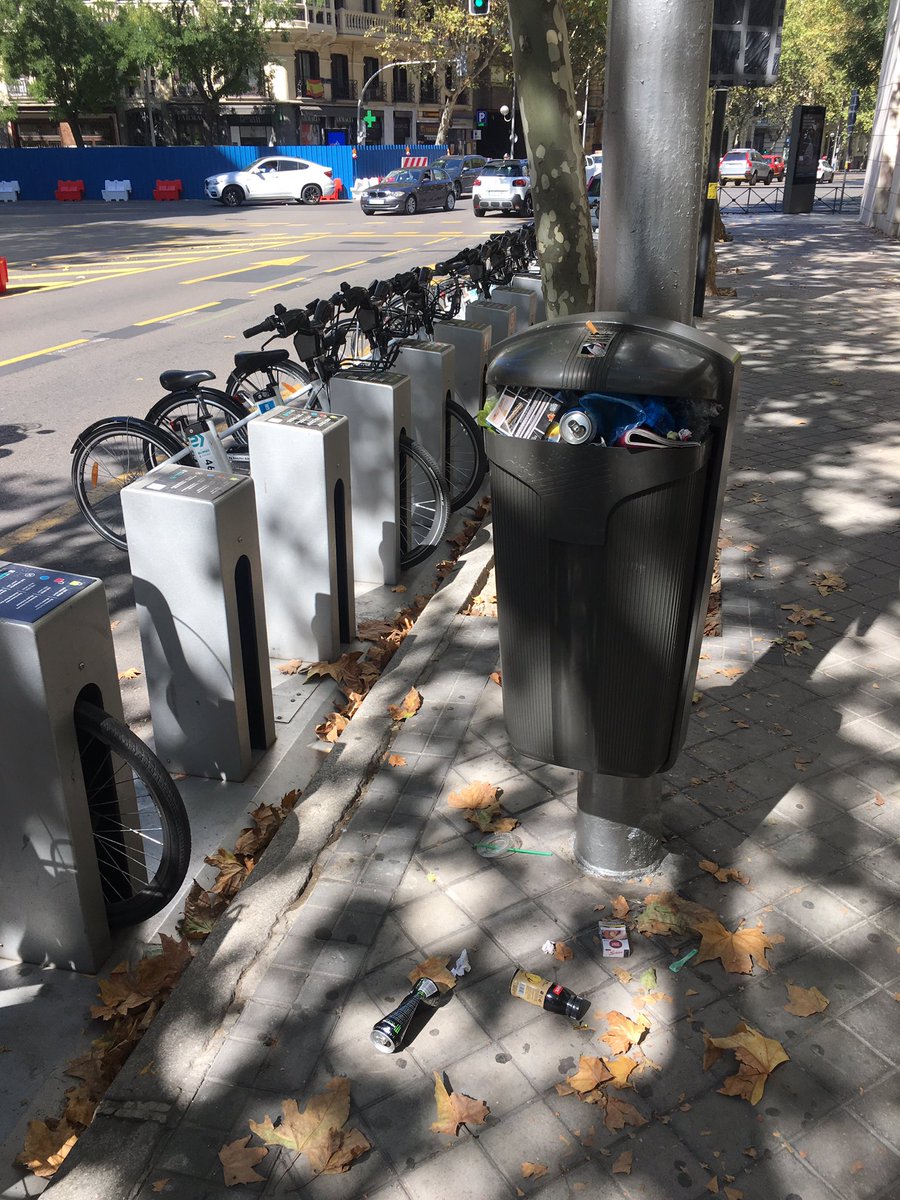 juanrl100's tweet photo. @ManuelaCarmena @MADRID , nos va a comer la mierda... da vergüenza cómo habeis abandonado la ciudad... https://t.co/sR6bru2M3V