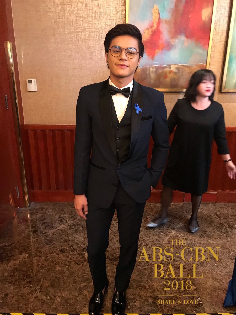 Ronnie Alonte went in a classic look at the #ABSCBNBall2018 | via <a href="/shiereyes/">Shie Reyes</a>