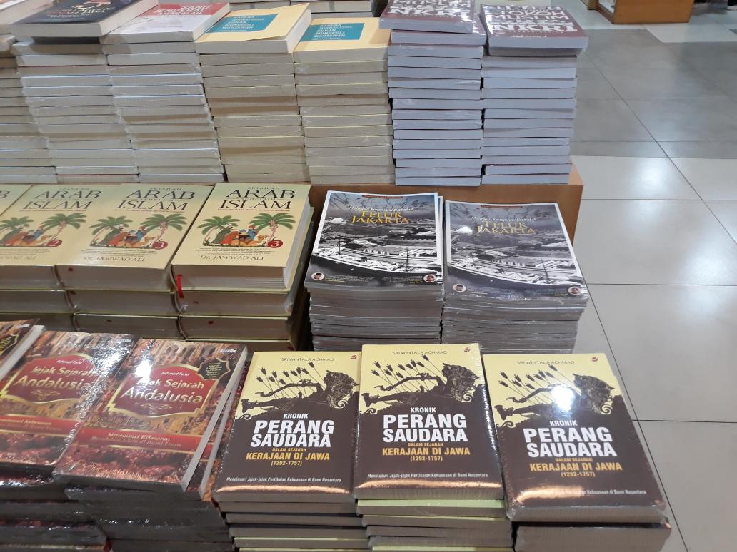 Buku Melawan Konspirasi Global di Teluk Jakarta telah hadir di Toko-Toko Buku ternama.. Semoga bisa mencerahkan masyarakat Indonesia terkait bagaimana seharusnya aset emas Bangsa (Pelabuhan) dikelola.. <a href="/kikipenulis/">Kiki Handriyani</a> <a href="/FPPI_Priok/">FPPI</a> <a href="/kemenhub151/">Kemenhub RI</a> @KemenBUMN <a href="/jokowi/">Joko Widodo</a>
