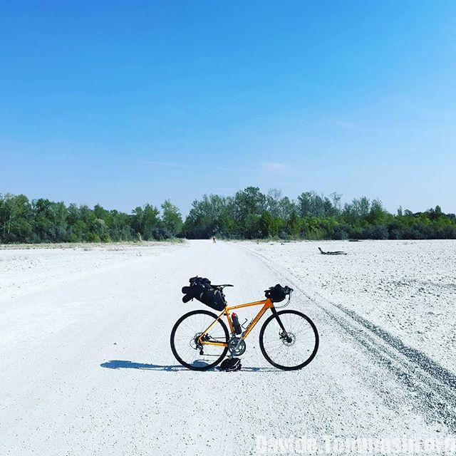 davide_tommasin's tweet photo. In mezzo al deserto direzione 370km in giro per il #FRIULI per l #etiopia #Spilimbergo #380kmFVG @nagayeproject @fvglive #fixedforum @igerscycling @rusjanbag - from Instagram... https://t.co/oxno4iypTd