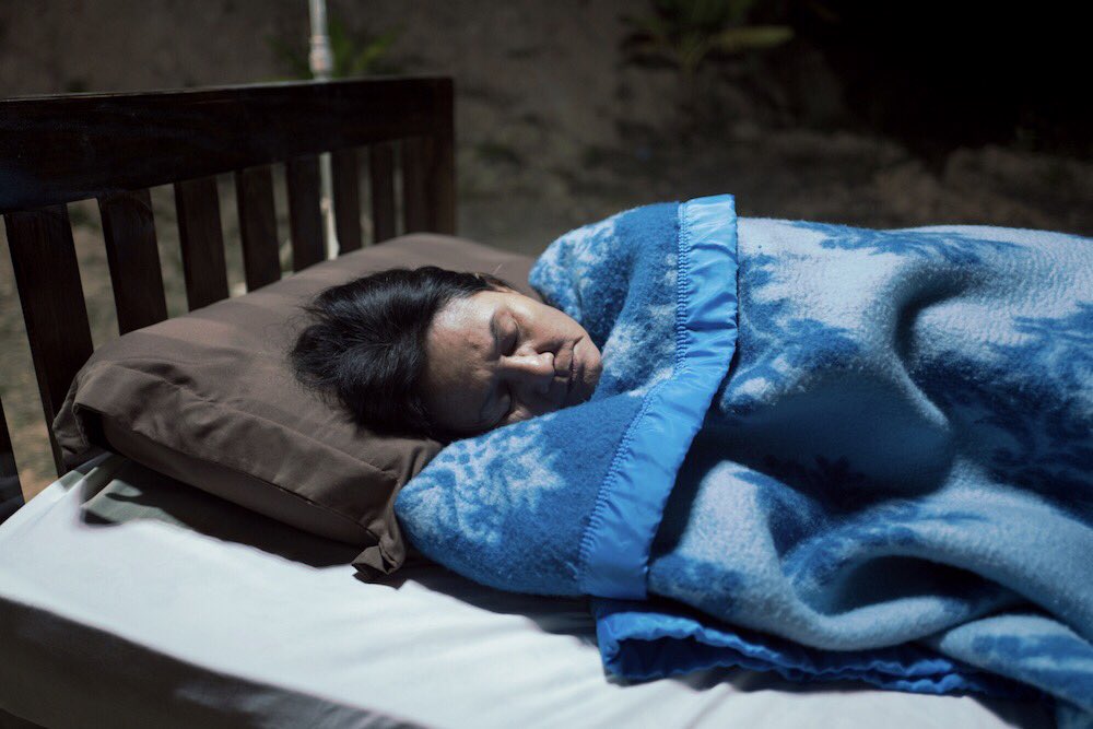 GustaveShaimi's tweet photo. Le nouveau Apichatpong Weerasethakul dure 12', a été tourné en 12 nuits dans la forêt thaïlandaise avec son actrice fétiche Jenjira. Ça s’appelle BLUE et c’est une rêverie entêtante qui sera visible gratuitement dès mercredi sur : https://t.co/62JrEbFWPJ
#3eScene https://t.co/7cFgVggKFU