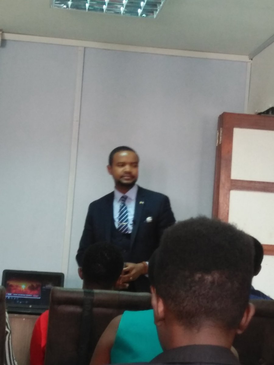 naomy_karanja's tweet photo. @Centonomy happening now. Learning the tips. Its only learning unlearning and relearning how to do it right. 
#moneymadefun
@Centonomy https://t.co/iNL4pmLNYI