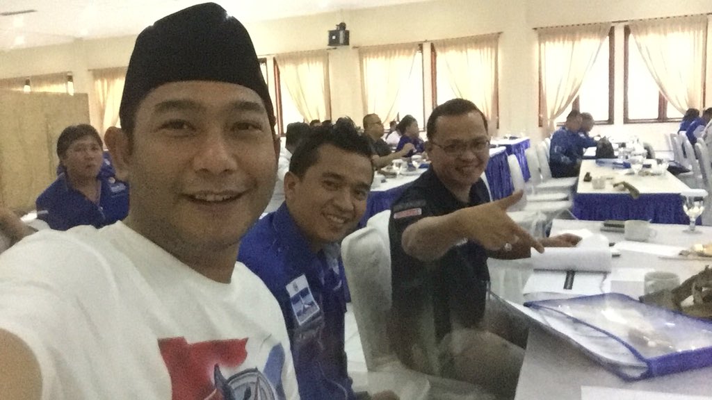 Reiza_Patters's tweet photo. Ganteng juga ini yg pake peci, caleg Demokrat DPRD DKI Dapil 8.. #uhuk #mintadibully https://t.co/H2t6BxiTwb