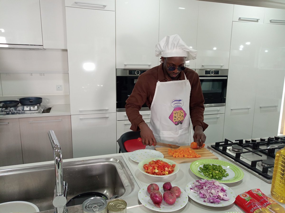 TheFavoredWoman's tweet photo. On set of #WhenMenCook with @onimisiadaba and our cook for the day is @iamorezi https://t.co/WMkQYP6tQy
