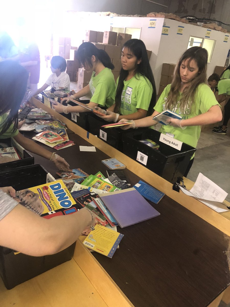 AustinHSvb's tweet photo. Another great morning of volunteering @BooksBtnKids with our sub-varsity teams!!! @SFAHS_Bulldogs  @AHSBulldogs @AustinHSvb https://t.co/wqPbbNNQr1
