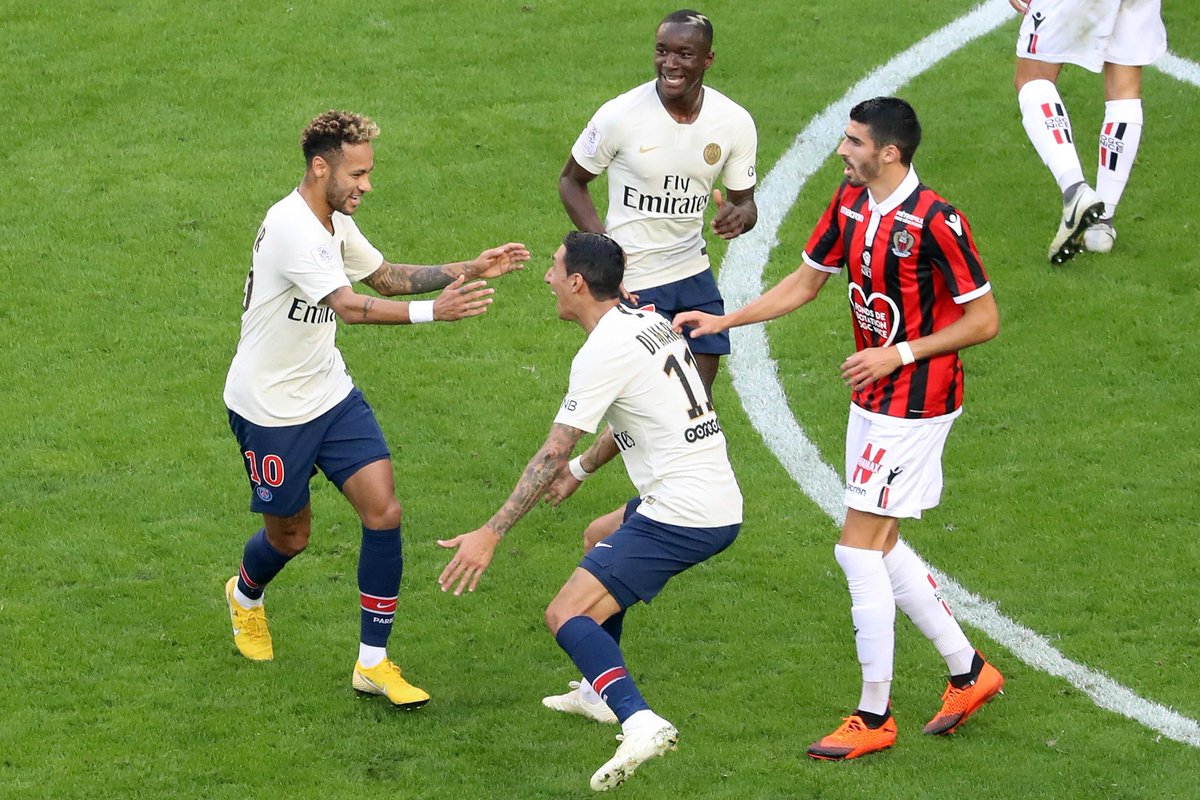 Neymar celebra uno de sus goles con Di María.