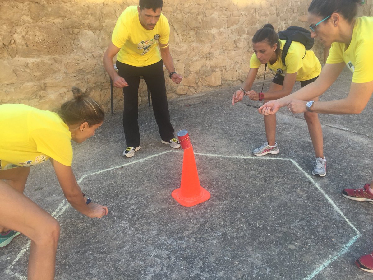 semEFaranda's tweet photo. Esforzándonos en grupo por conseguir agua, fuego, comida, refugio, abrigo y protección ante los depredadores para sobrevivir en la isla #ovitarepooc  a través de retos motrices cooperativos. Trabajo en equipo...imprescindible en nuestra sociedad! Geniales @GR37EF #IVJornadasSEF https://t.co/6JhlSip2N0