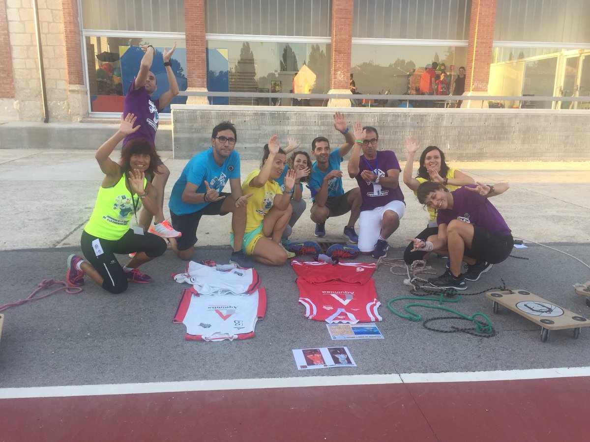 semEFaranda's tweet photo. Esforzándonos en grupo por conseguir agua, fuego, comida, refugio, abrigo y protección ante los depredadores para sobrevivir en la isla #ovitarepooc  a través de retos motrices cooperativos. Trabajo en equipo...imprescindible en nuestra sociedad! Geniales @GR37EF #IVJornadasSEF https://t.co/6JhlSip2N0