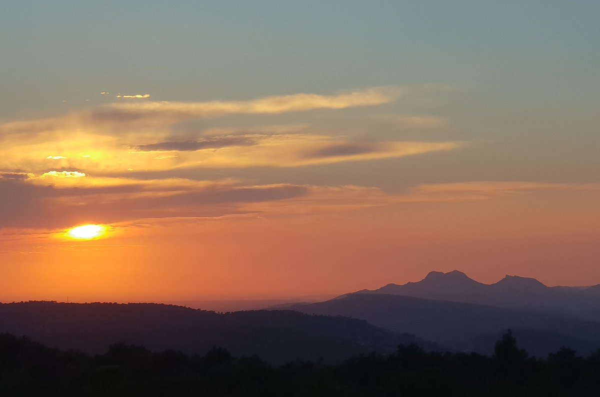 PontRoyalHouse's tweet photo. #sunsetinprovence #lesalpilles #nofilter #houseinpontroyal #provence #pontroyal #bouchesdurhone #ohprovence #beautifulfrance🇫🇷 #septemberinprovence https://t.co/RNz5nPWLqe