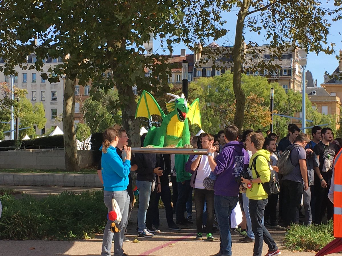 ENI_METZ's tweet photo. Les Enimiens et Enimiennes ont participé au défilé de clôture de" Etudiant dans ma ville" aujourd'hui à Metz (#EDMV) avec leur char à l'effigie de leur mascotte Le GRAOUILLY. Merci à la @MairiedeMetz pour l'organisation de cet événement Etudiant. https://t.co/4ZLtfd4et6