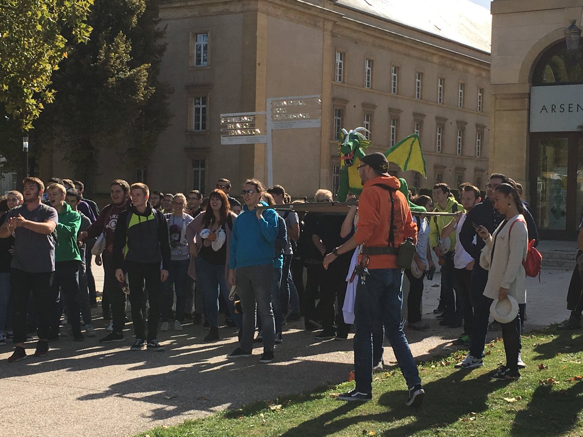ENI_METZ's tweet photo. Les Enimiens et Enimiennes ont participé au défilé de clôture de" Etudiant dans ma ville" aujourd'hui à Metz (#EDMV) avec leur char à l'effigie de leur mascotte Le GRAOUILLY. Merci à la @MairiedeMetz pour l'organisation de cet événement Etudiant. https://t.co/4ZLtfd4et6