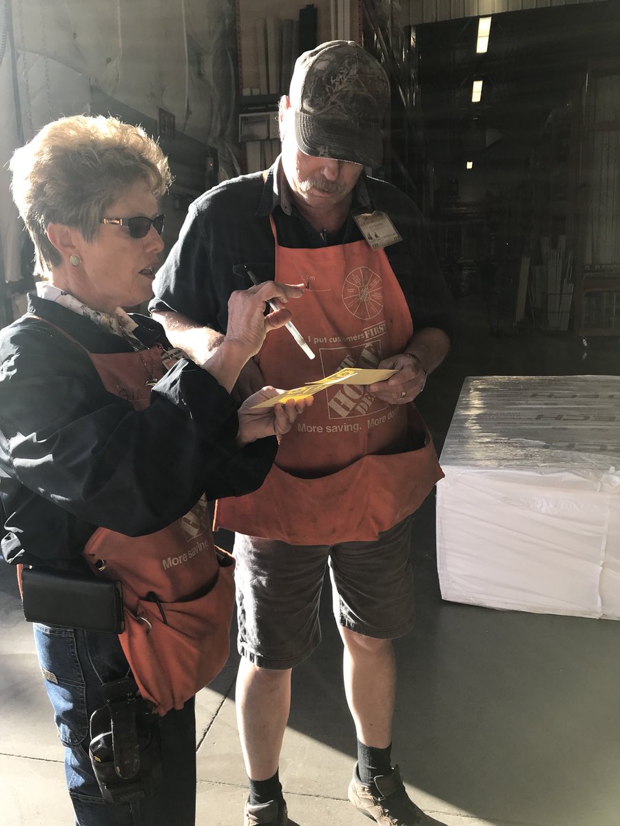 infocus1803's tweet photo. Gina paying it forward! Great job Ed working safe!! #HALFTHEBATTLE #pnwsafetyfocus @MikeCapMAPM198 https://t.co/TQ1s3sG8Uk