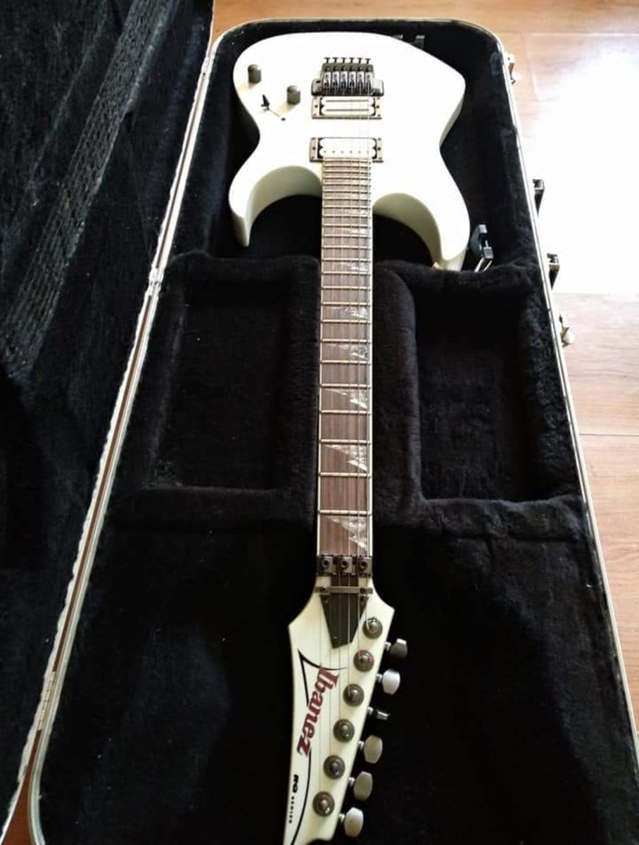 maespiv's tweet photo. En el #WorldGuitarDay #WGD18 todo mi π€ a mi compaΓ±era de tantas batallas. πΊπ€ππΌπΈ @ibanezofficial @DiMarzioInc https://t.co/U3OE0WRyGq