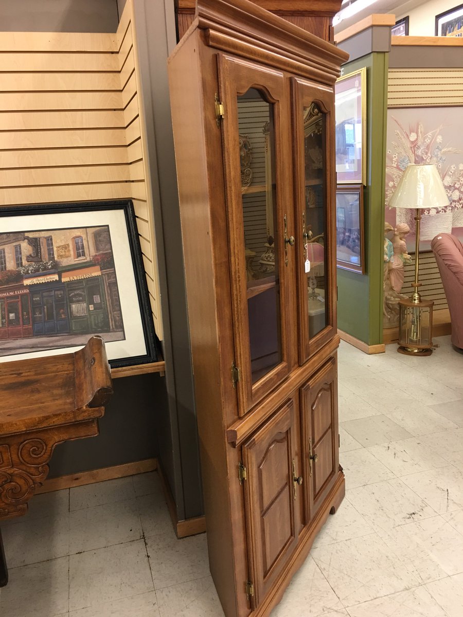 MKConsignment's tweet photo. Wonderful and useful corner cabinet! It's the perfect piece to utilize the space you're missing out on to display your items. Come check it out today at MK West, 7393 W Central Ave. Questions? Give us a call at (316)570-9500. https://t.co/PSx6TVvkPr
