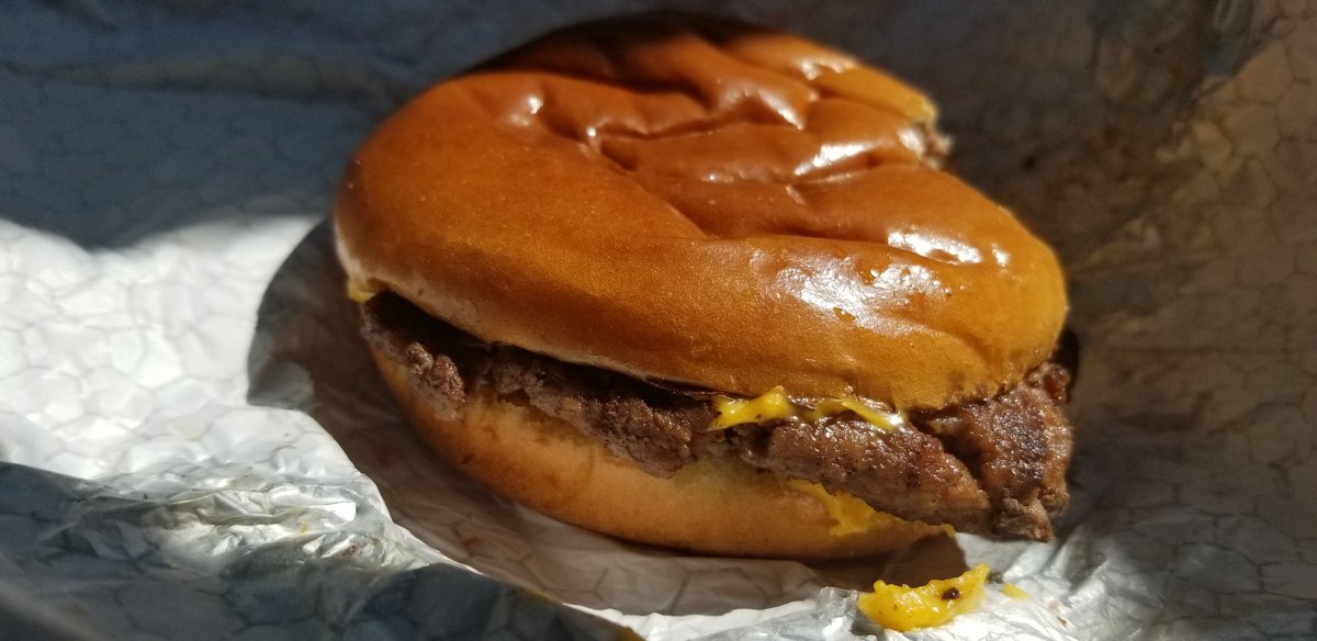 cyberaxe's tweet image. Another bad hambagure from @Wendys on horizon drive in Grand Junction, Colorado. Asked for cooked fresh instead I get a nasty old stale burger. What a joke. Smashed my bug, disgraceful. How many complaints before you care about fresh food. #BadFood #BadManagement