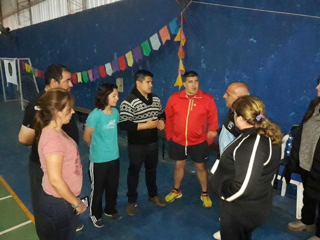 Valperezzon's tweet photo. DGCYE-DEF
Siguen los encuentros del Primer Intercef Provincial. La #Región9, así vive los partidos de la Etapa Regional de #Handball
#Intercef
@gzinny @sergesiciliano @BAeducacion https://t.co/6eg5CdsBoM