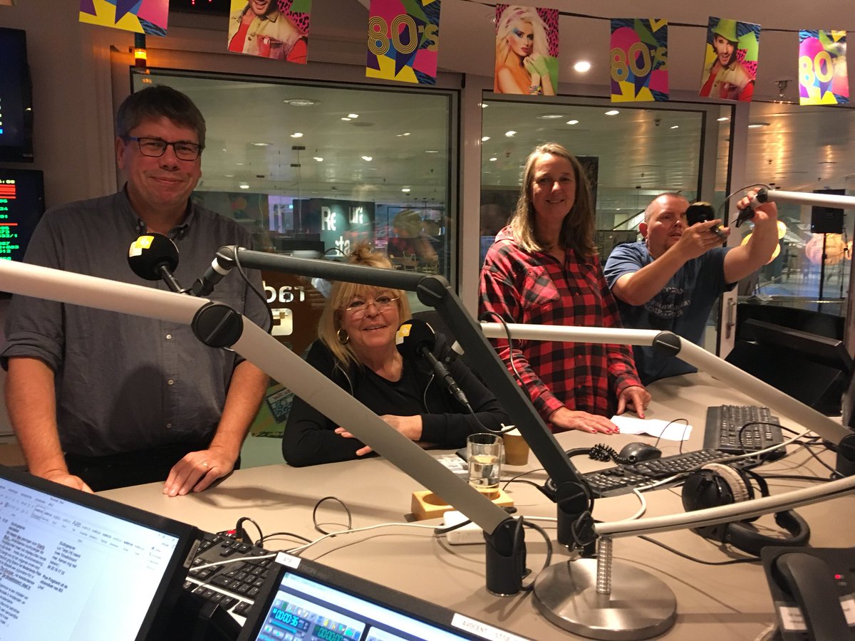 HellavdWijst's tweet photo. Na de @straatklinkers en @supermaver beginnen we zo alweer aan het 2e uur #EOlive op @NPORadio5 @EOradio5 met oa #BenitaMiranda https://t.co/9cZtDIwcr4