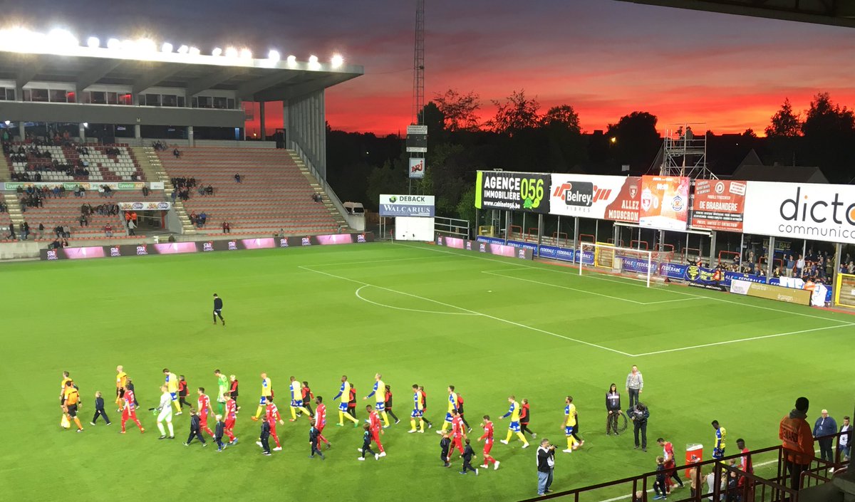 MichVergauwen's tweet photo. Klaar voor @ExcelMouscron - @WaaslandBeveren. Do or die voor Yannick Ferrera. @hlnsport #moewbe #mouwbe gewolkte https://t.co/CMWReGz3hz