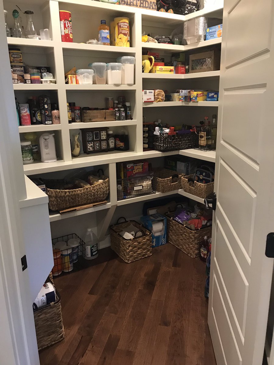 JLSGF's tweet photo. Stop No.4 on the Fall Home Tour is the Wyas home. I mean, check out that kitchen! 😍
#jlsgf #jlhometour https://t.co/MzR5vz0xhq