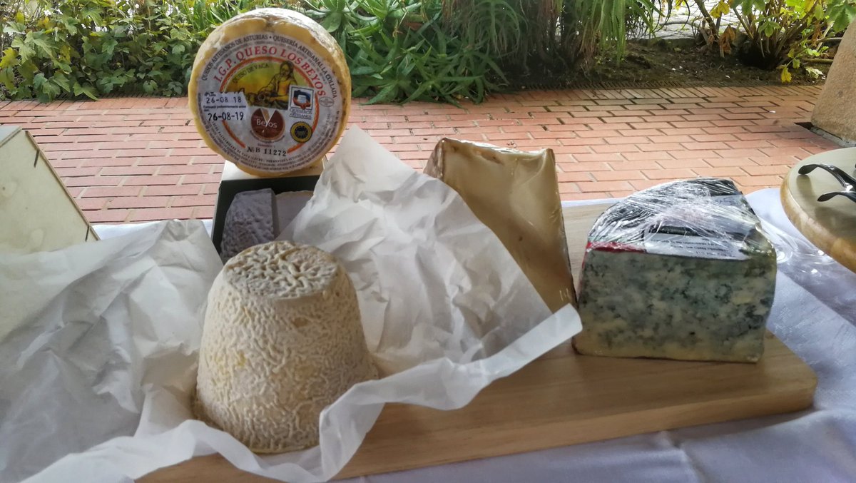 objetivo_viajar's tweet photo. "Nun ye fame ye viciu". Cata de productos de @lagijonesa que refleja las bondades de la fabulosa despensa asturiana. Quesos, conservas de bonito, caviar de oricios, cervezas...
#XixónTuLugar te conquistará también por el paladar. Palabra de #Asturianízate 😉 #GijónconCalidad https://t.co/Ud9KDGRylA