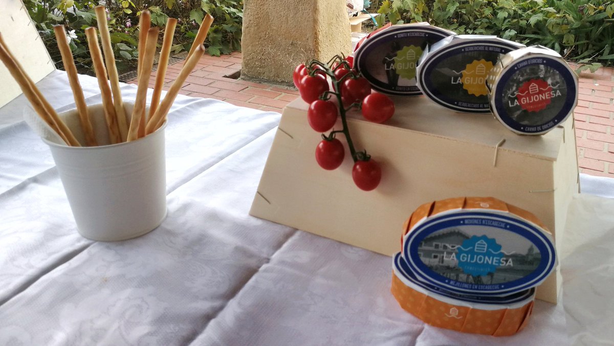objetivo_viajar's tweet photo. "Nun ye fame ye viciu". Cata de productos de @lagijonesa que refleja las bondades de la fabulosa despensa asturiana. Quesos, conservas de bonito, caviar de oricios, cervezas...
#XixónTuLugar te conquistará también por el paladar. Palabra de #Asturianízate 😉 #GijónconCalidad https://t.co/Ud9KDGRylA