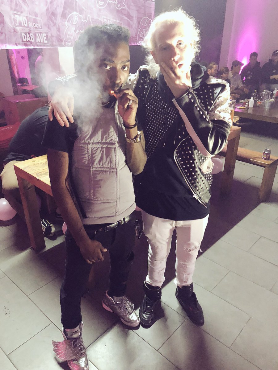 VibeyBrown's tweet photo. Sizza and @NICKYFILMS are 2 Cold MFS ....No Stylistttt ๐๐ฅ at the @Johntucker990 #PinkGangPopUp https://t.co/ERZy4vrVeY