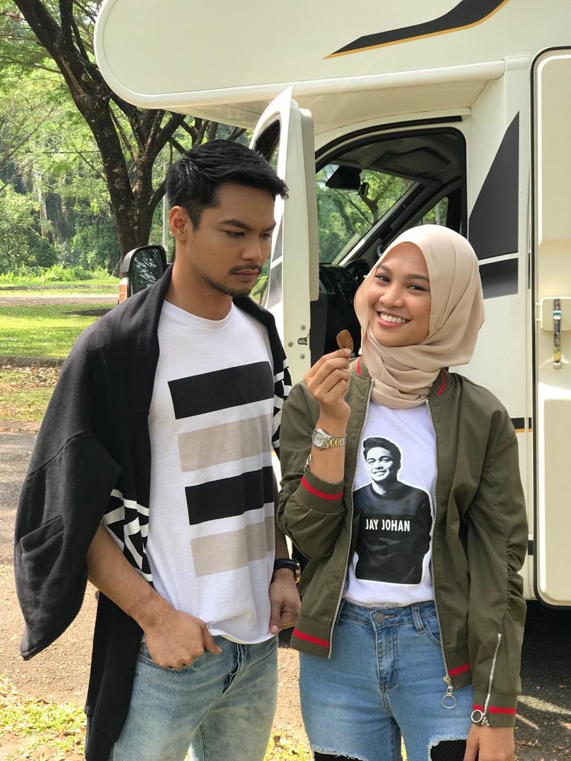 Camna watak Fammy dan Jay Johan. Korang suka tak? Kalau suka, Retweet la banyak2. Mana tahu ada sequel #PengantinLariCulikArtis lepas ni? Yeeehaaaaa! @TsarAsiaSdnBhd @_nabilarazali