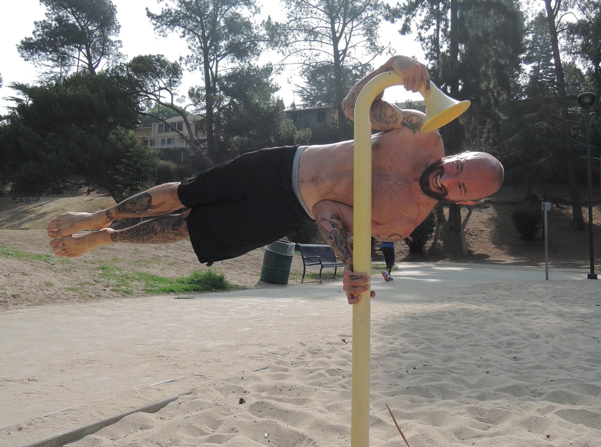 AlKavadlo's tweet photo. Yes, I’ll hold... 😜💪 #Isometrics #HumanFlag #ClutchFlag #StreetWorkout https://t.co/gpZnJ1sKF6