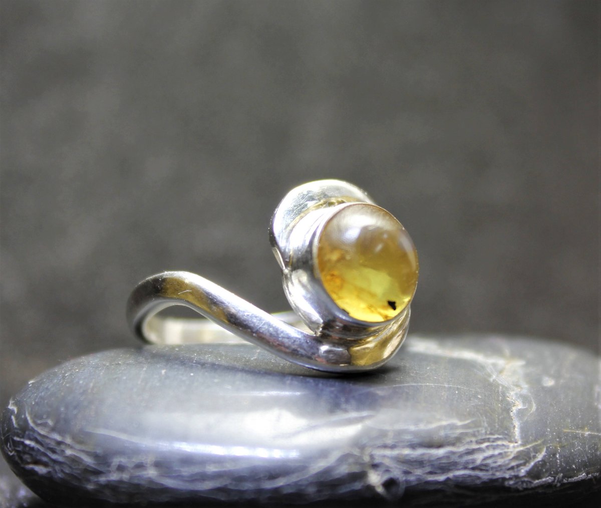 Yu2Xiaogang's tweet photo. Dominican Crystal Clear Blue Amber Sterling Silver 925 small Ring round Shape Boho genuine Size 9 15ct unique girlfriend gift https://t.co/b1Cn2gNVPM #fashion #Caribbean #boho #jewelry #etsysocial #etsymntt #MyBeachStore #larimar #Etsy #SilverAmberRing https://t.co/tOjJtclogM
