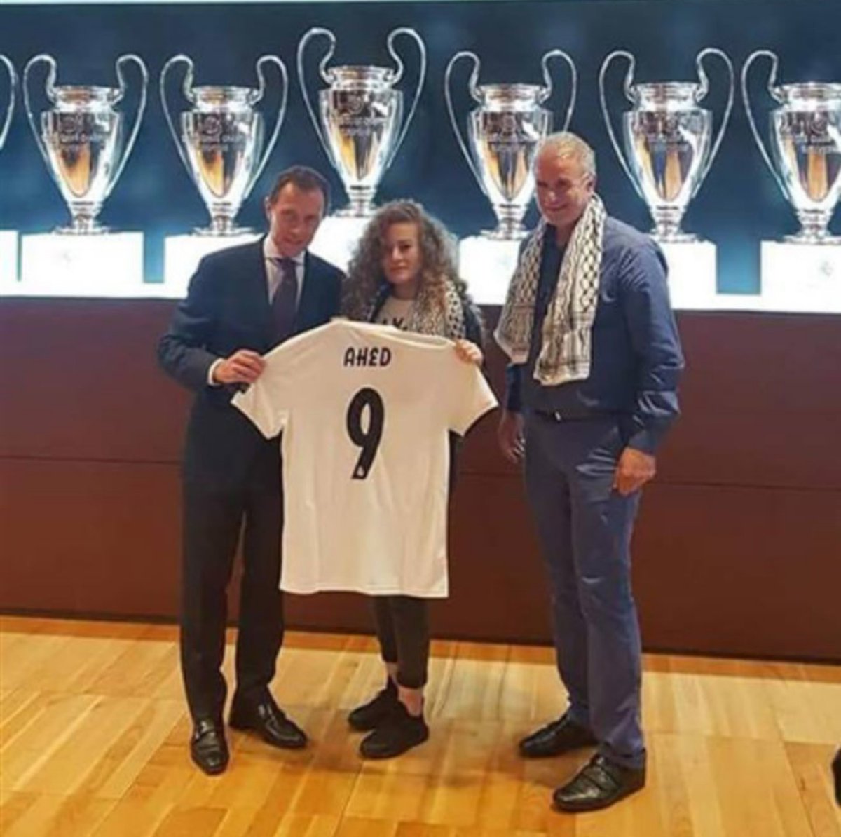 OEscarmena's tweet photo. Le #RealMadrid a invité cette semaine #Ahed #Tamimi jeune symbole de la cause palestinienne 
 #LaLiga  #RealMadridAtleti 
@PatrickJuillard @Nabil_djellit @Bibi_le_chat @nicolas_vilas https://t.co/VDIX0ijOua
