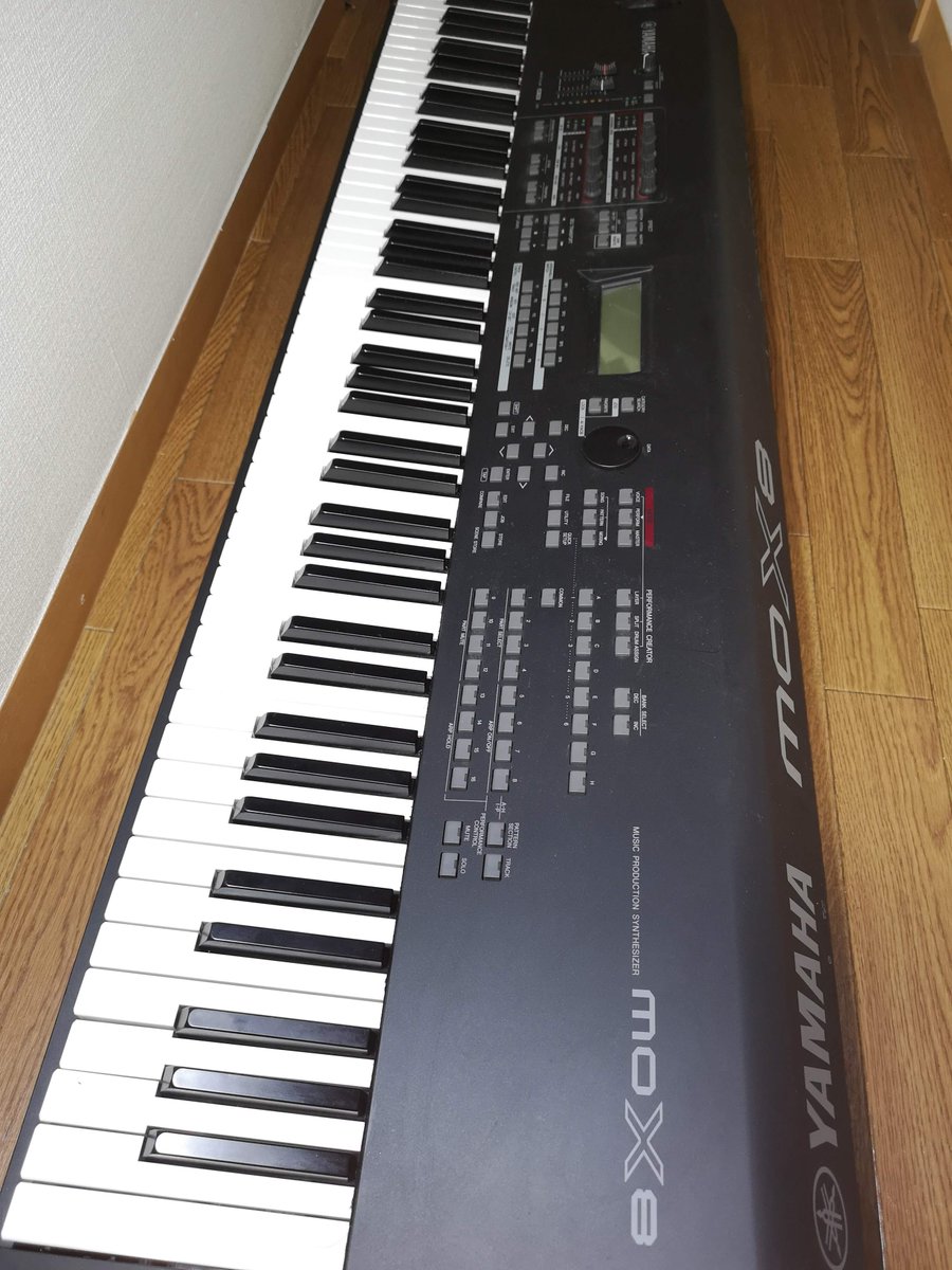 SakakyoP's tweet photo. 分解すると、どうやら衝撃で鍵盤が曲がりズレてしまっていたようです。このズレは無くなり、鍵盤が少し戻りました！

他の鍵盤に比べて少し下がっていますが許容範囲で、ちゃんと弾けるようになりました（曲げ戻すと折れそうだったため戻しませんでした）
めでたしめでたし✌️　機械いじり楽しいね🙂 https://t.co/yL0nGhodOQ