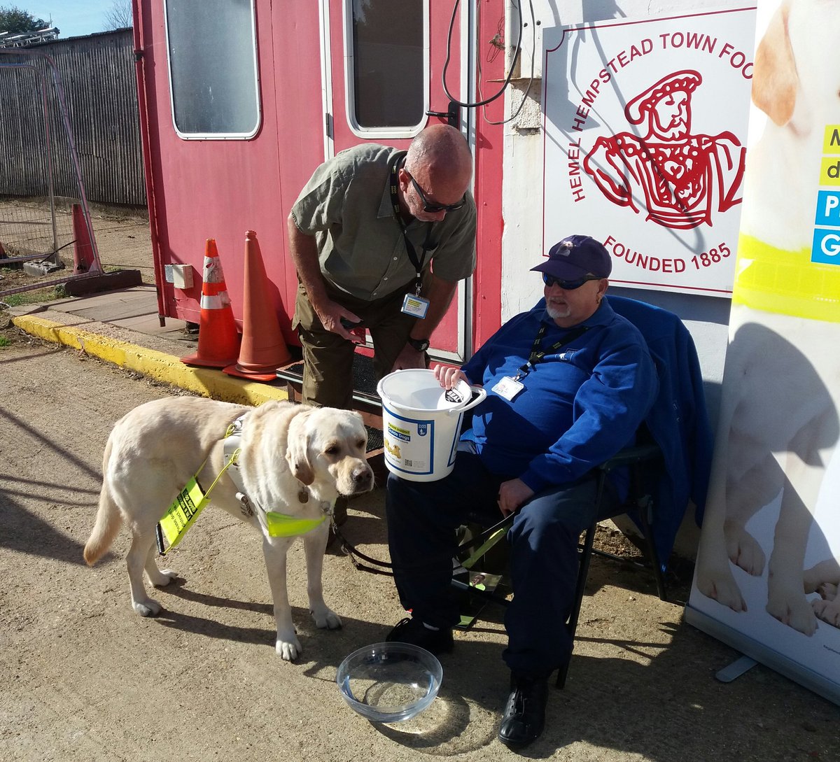 redlegTudor's tweet photo. Arrived at Vauxhall Road for @hemelfc v @OxCityFC ⚽ in @TheNationalLge South .. with a @NonLgeProgs 👏

A lovely day for @guidedogs and @nonleaguedogs to enjoy with a @TudorsClub @NonLeagueCrowd .. and visiting @OxfordCityFC @OxOnFootball 👍

#hugahound @tudor_army https://t.co/6AwHwGkUvz