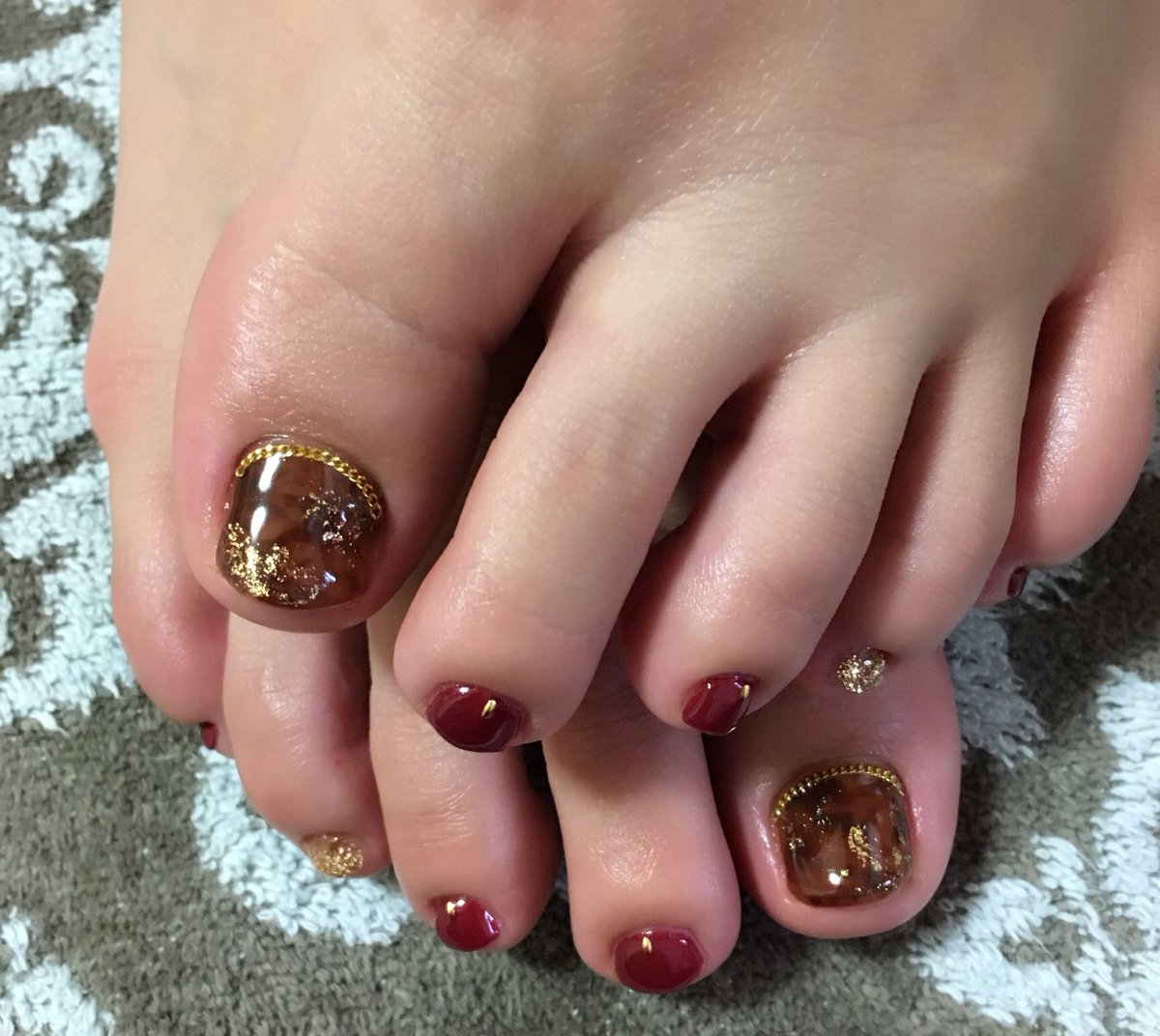 Sharon S Nails 今日のお客様ネイル 仕事上もうハンドができないから代わりにフットを派手に ੭ ੭ ジェル ネイル ジェルネイル フット 初フット 秋ネイル べっ甲ネイル ボルド チェーン 可愛い 大人 大人ネイル 安い 安い ネイル 東京