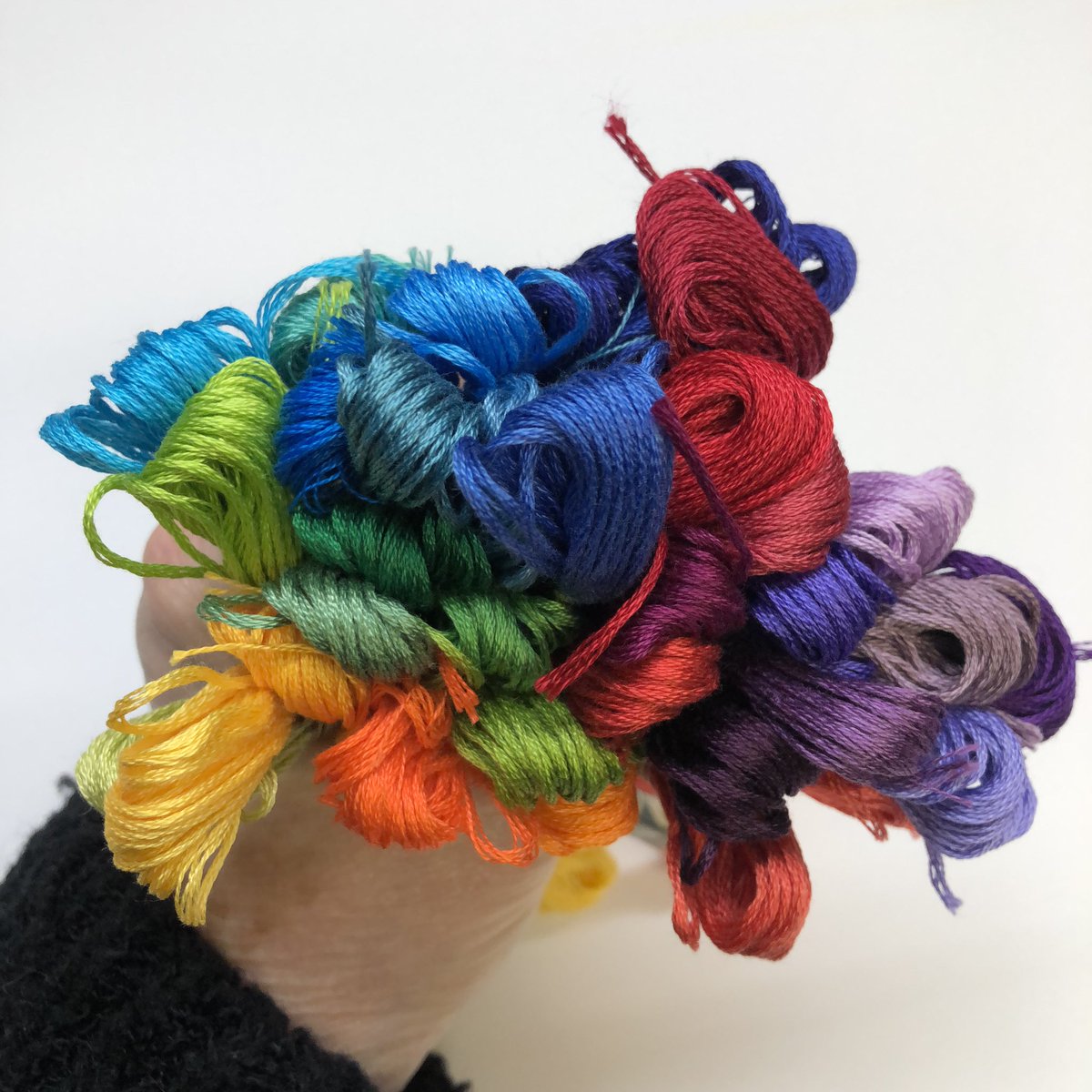 LauraBundesen's tweet photo. In case you’re tired of the news too - here’s a thread bouquet 💐 for you #rainbowbrainkit prep going on 😍 https://t.co/xWFOjyHVA3