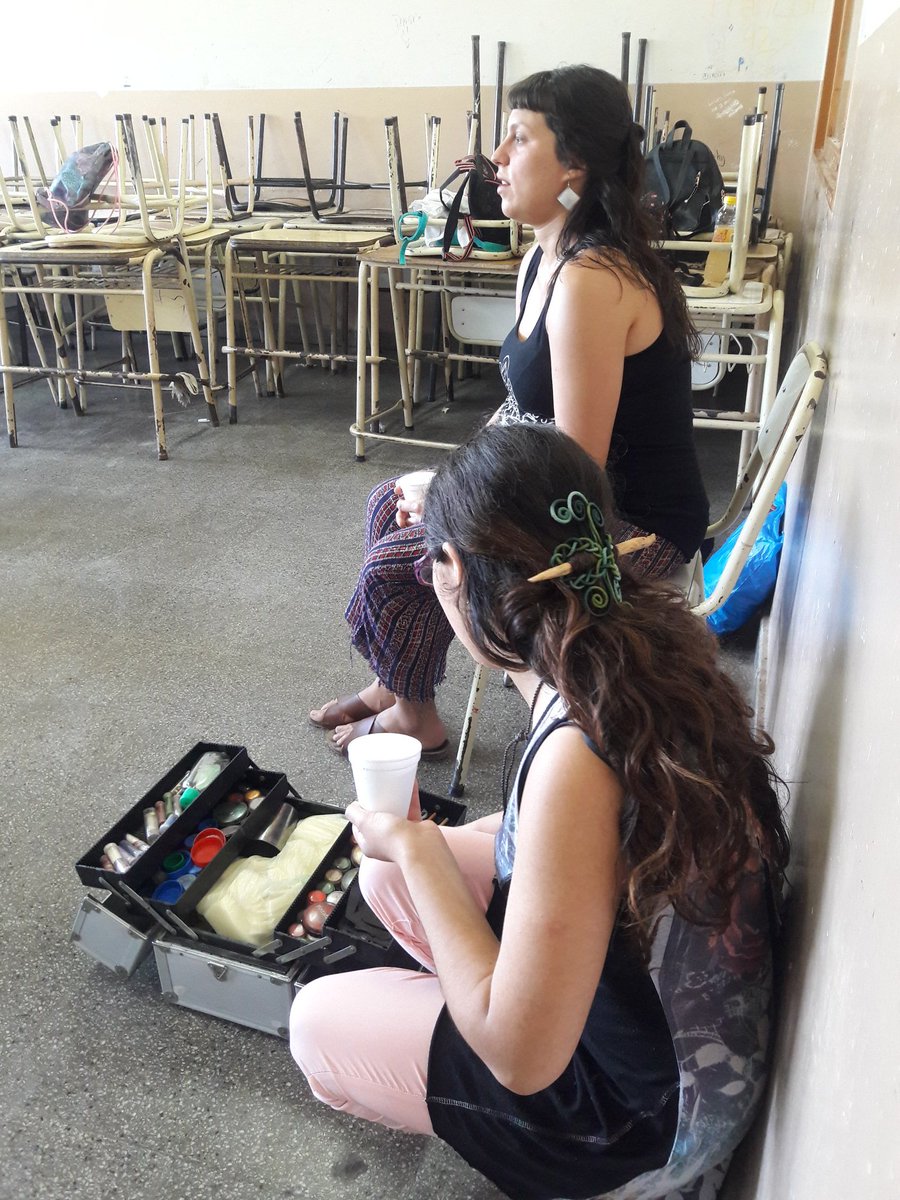 cajcerrillos's tweet photo. Hoy nos visitan la actriz Elizabeth Argañaraz y la maquilladora artística Sofía del Pozo. Realizamos composición teatral para la obra de fin de año.Trabajo de la Educadora Comunitaria y Teatro.CAJ Pacto de los Cerrillos. @aniberruezo @chuecocalderaok @fguillesaavedra @larubita70 https://t.co/feUgwwnHZp