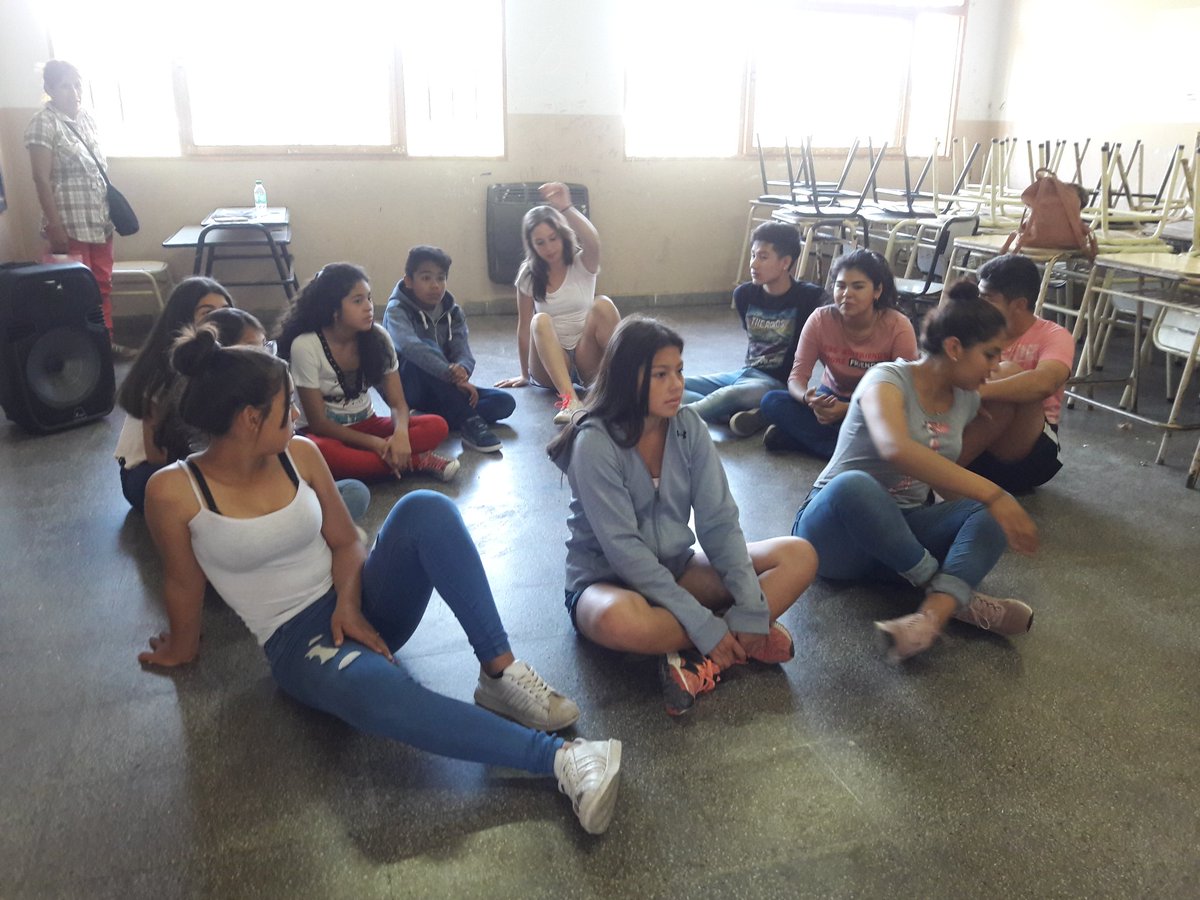 cajcerrillos's tweet photo. Hoy nos visitan la actriz Elizabeth Argañaraz y la maquilladora artística Sofía del Pozo. Realizamos composición teatral para la obra de fin de año.Trabajo de la Educadora Comunitaria y Teatro.CAJ Pacto de los Cerrillos. @aniberruezo @chuecocalderaok @fguillesaavedra @larubita70 https://t.co/feUgwwnHZp