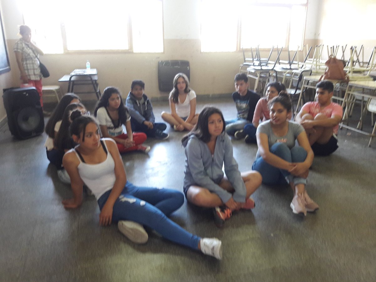 cajcerrillos's tweet photo. Hoy nos visitan la actriz Elizabeth Argañaraz y la maquilladora artística Sofía del Pozo. Realizamos composición teatral para la obra de fin de año.Trabajo de la Educadora Comunitaria y Teatro.CAJ Pacto de los Cerrillos. @aniberruezo @chuecocalderaok @fguillesaavedra @larubita70 https://t.co/feUgwwnHZp