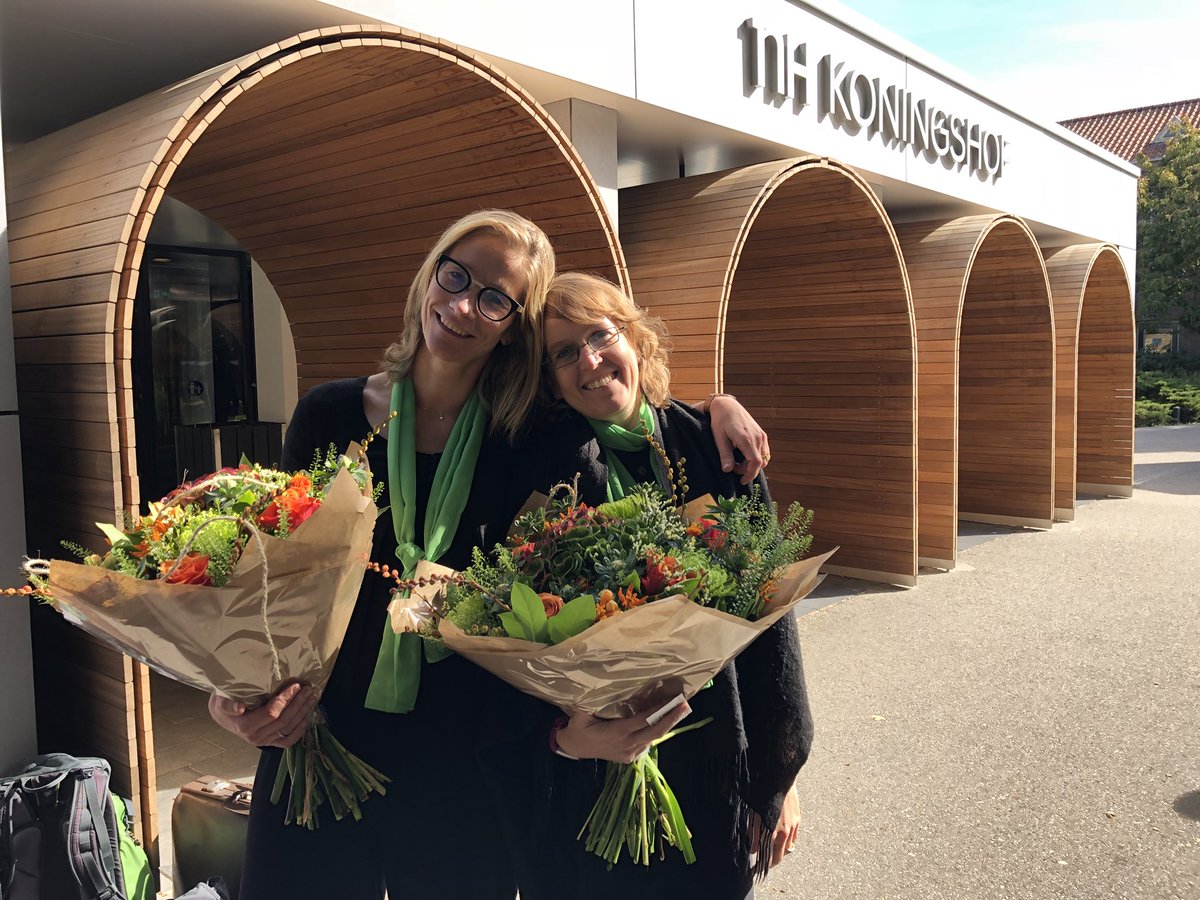 pxlcoc's tweet photo. #COCcongres was zeer goed, dankzij elk COC-lid, elke COC-afgevaardigde, COC-kaderlid, COC-personeelslid ... maar zeker ook dankzij Goele Cornelissen en Katrien Verstraeten #bloemenmeisje #eredame #coc18 https://t.co/7DDiKO4fvT https://t.co/jlkyv6SwVa