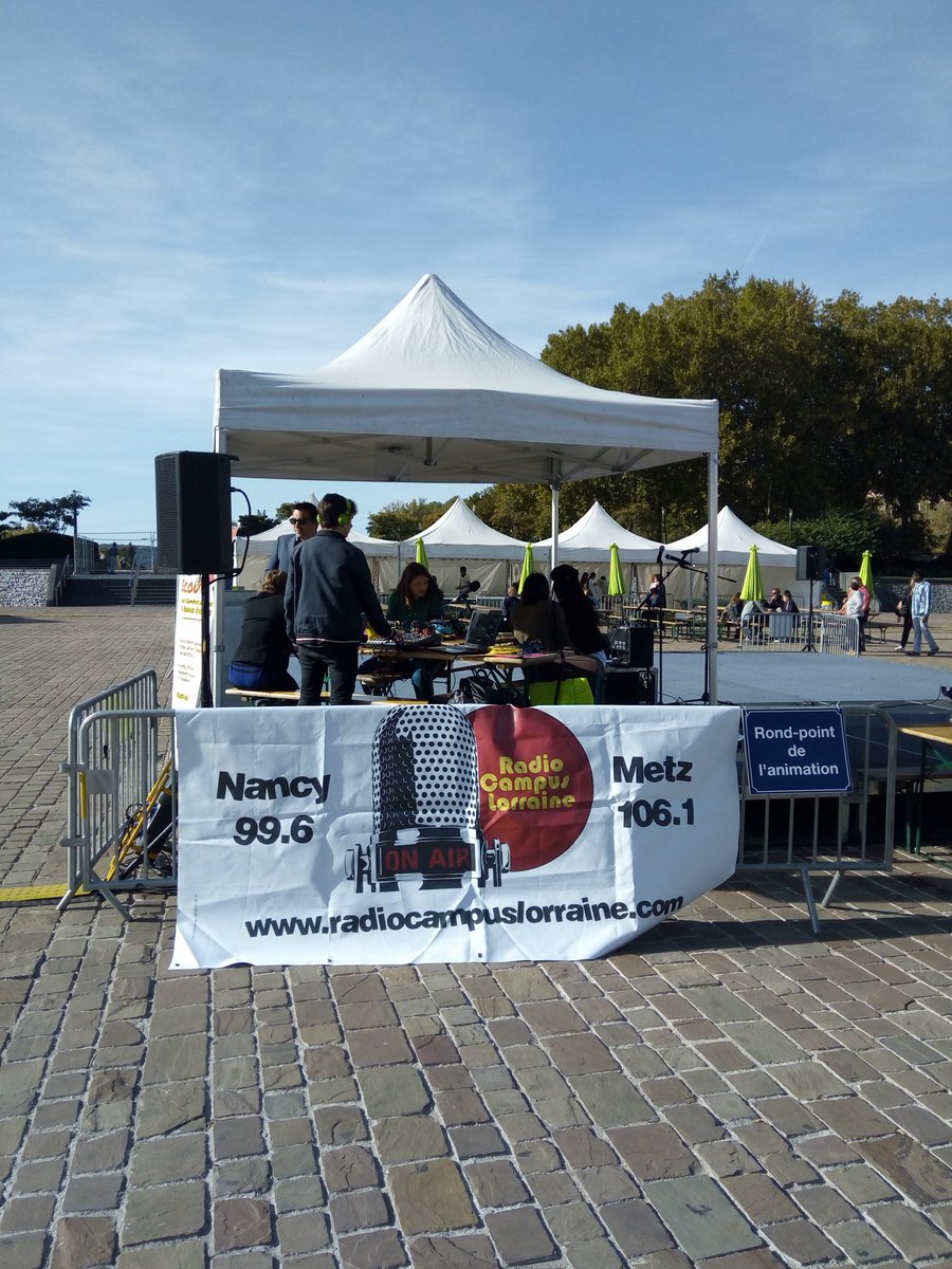campuslorraine's tweet photo. On anime EDMV sur la place de la Rép à Metz aujourd'hui! #Metz #edmv #radiocampus #rcl https://t.co/3o3AuBt9a1