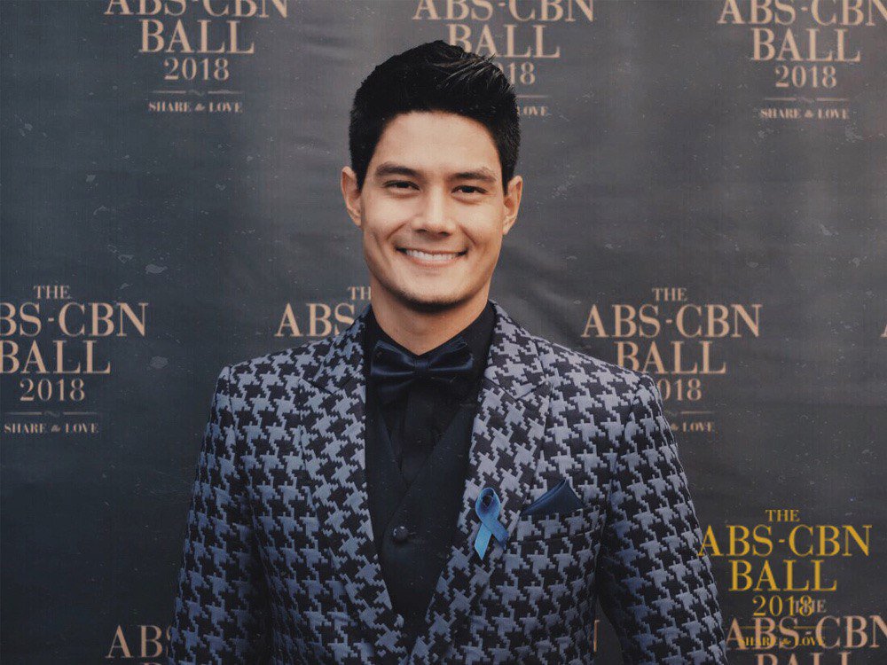 ABSCBNLifestyle's tweet photo. Of course, #DanielMatsunaga can pull off anything! Deviating from the usual tux, he comes in wearing a houndstooth Francis Libiran. #ABSCBNBallShareTheLove @ABSCBNLifestyle https://t.co/SeYu7TFNjz