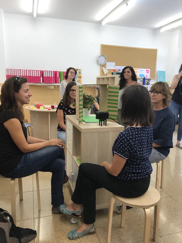 efiguer4's tweet photo. Gràcies a totes les participants d’avui al taller de cocreació #Art i #ciència #eduDemà, sovint només cal vèncer pors, creure, confiar i compartir amb i des de l’art! Un plaer haver fet tàndem amb @DimasFabregas https://t.co/G7c9m25pk6